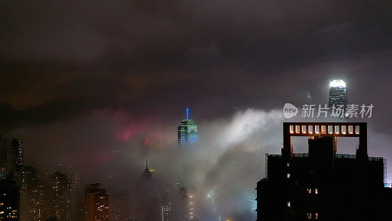 照亮了香港的摩天大楼和浓雾