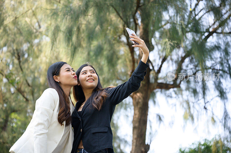 商业女性用智能手机拍照