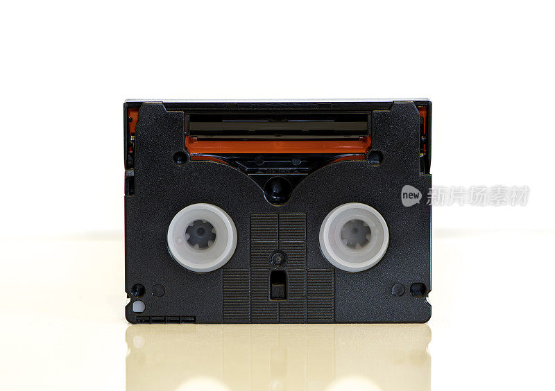 背面的迷你DV录像带-磁带，孤立的白色背景。20世纪90年代的老式录像技术。