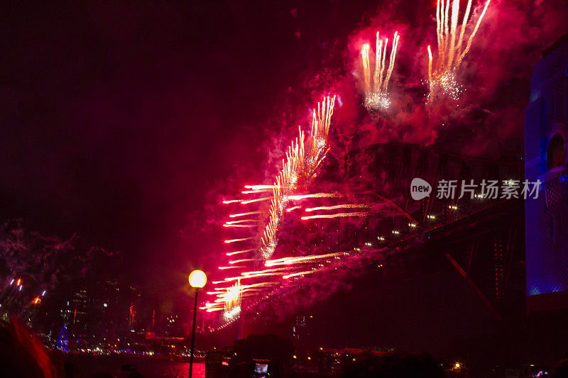 悉尼海港大桥在2020年新年前夜的烟花欢迎秀上