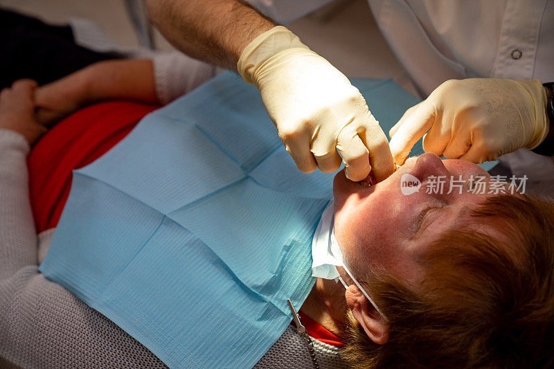 牙科医生给病人戴假牙