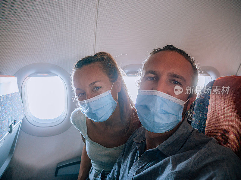 夫妇乘飞机自拍-冠状病毒大流行