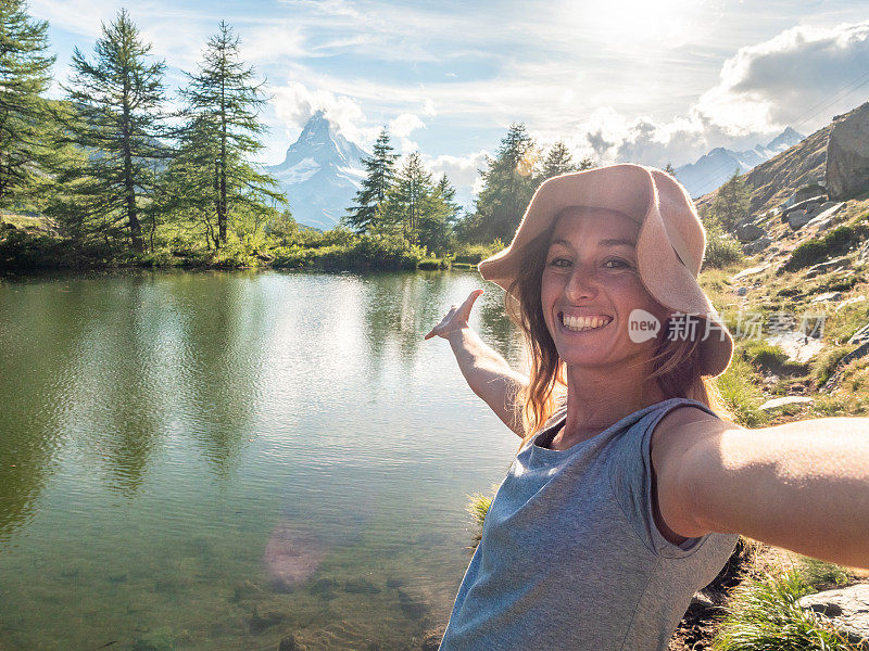 在瑞士马特洪峰自拍的女人