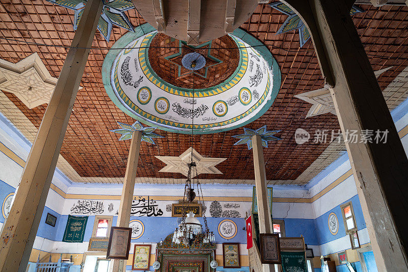 古色古香的Sarihacilar清真寺内部与天花板木制品装饰