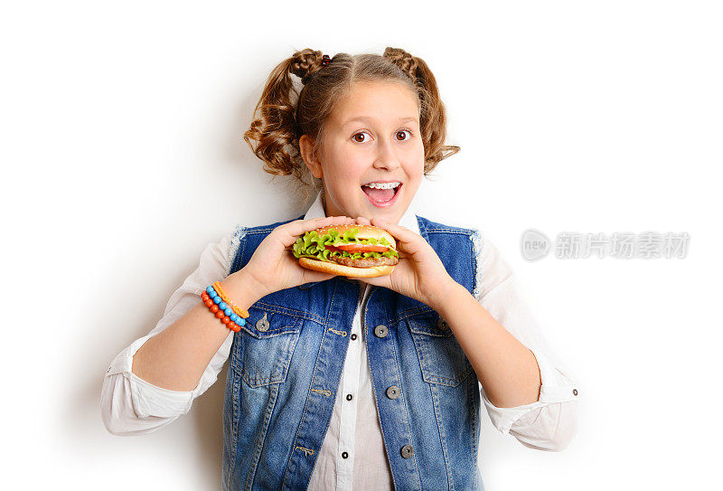 女学生在白色背景下吃汉堡