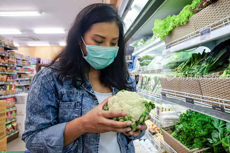 亚洲妇女购买本地有机蔬菜