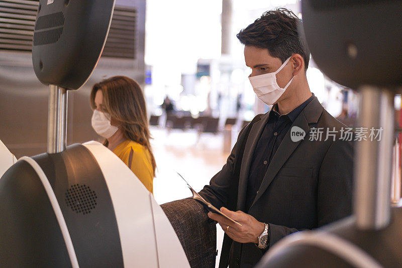 商人和女人在机场办理登机手续。