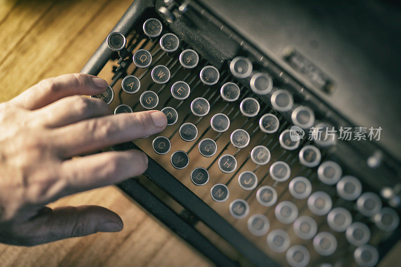 用1941年的老式打字机打字