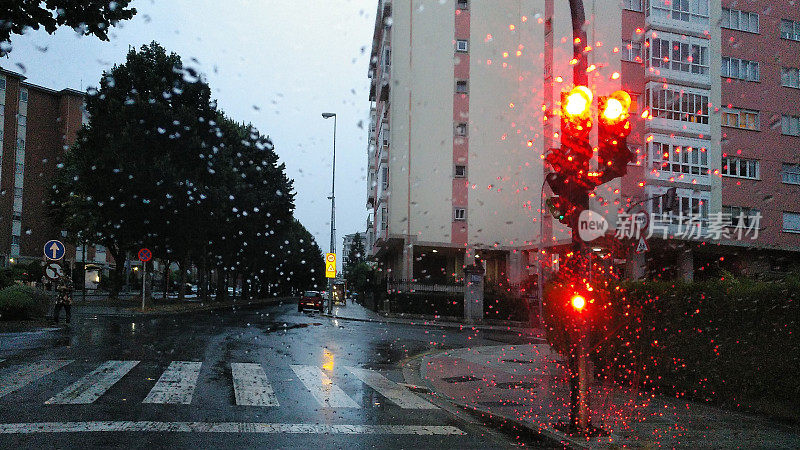 在雨天开车，在空旷的大街上停灯。