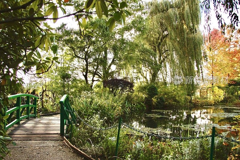吉凡尼克劳德・莫奈花园中的绿色日式桥