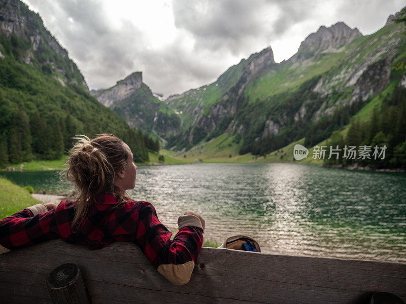 一个女人在看瑞士美丽的高山湖泊