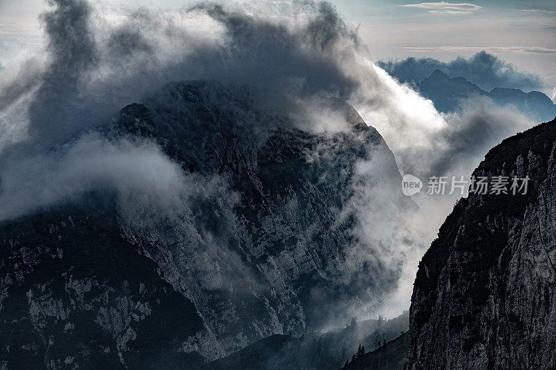 从芒加特山看Montaž和Viš，意大利阿尔卑斯山，Primorska，朱利安阿尔卑斯山，斯洛文尼亚，欧洲山脉的山脊和山峰的层层剪影