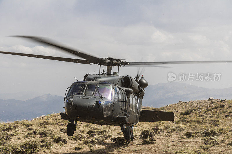 UH-60黑鹰军用直升机在战场上降落