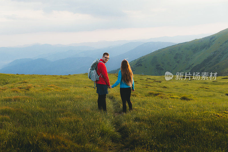 在山中徒步旅行时，家人感受到爱和自由