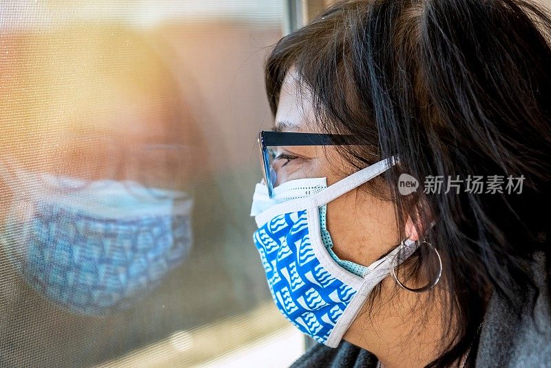 年长的西班牙妇女戴着防护面罩