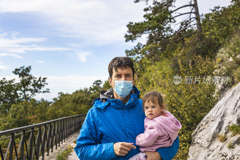 父亲和女儿在大自然中散步的肖像