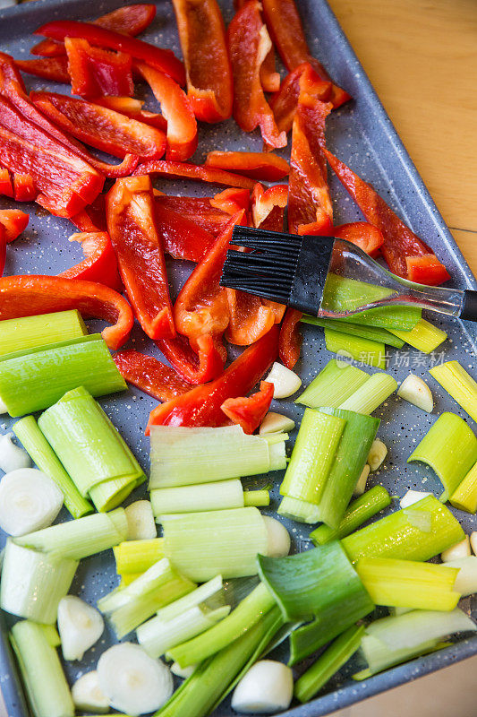 把切碎的蔬菜放在烤盘上