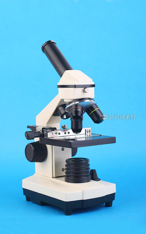 显微镜下在蓝色背景下分离