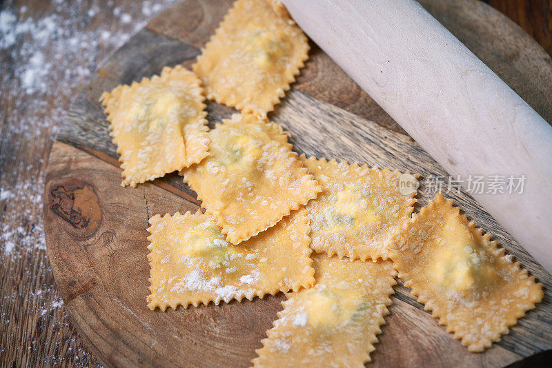 在家庭厨房里准备意大利饺子