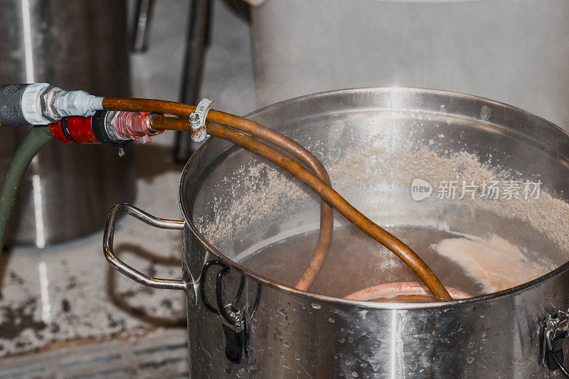 酿造啤酒，用铜螺旋冷却热麦芽汁