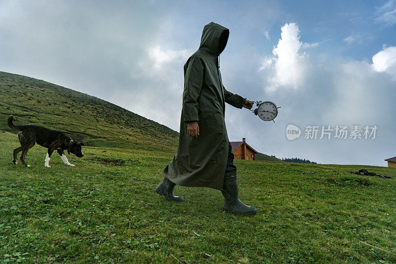 男人在湖上钓鱼从时间雨衣时间神秘危险戟