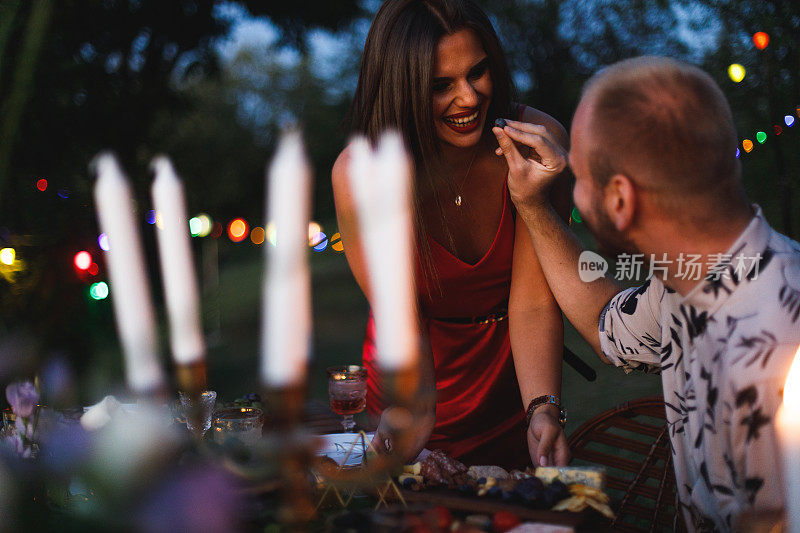 一对年轻夫妇在自家后院享受浪漫晚餐