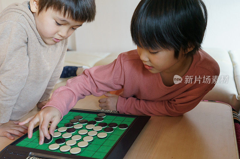 一个日本小孩正在房子里玩游戏