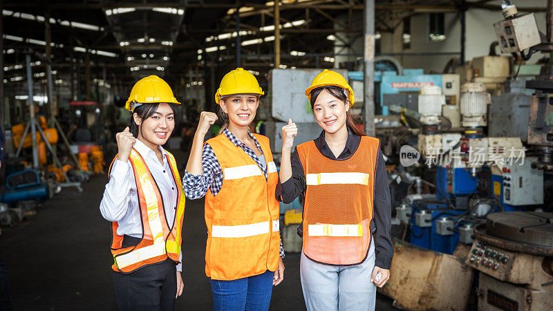 工厂里戴着安全帽的女机械工程师