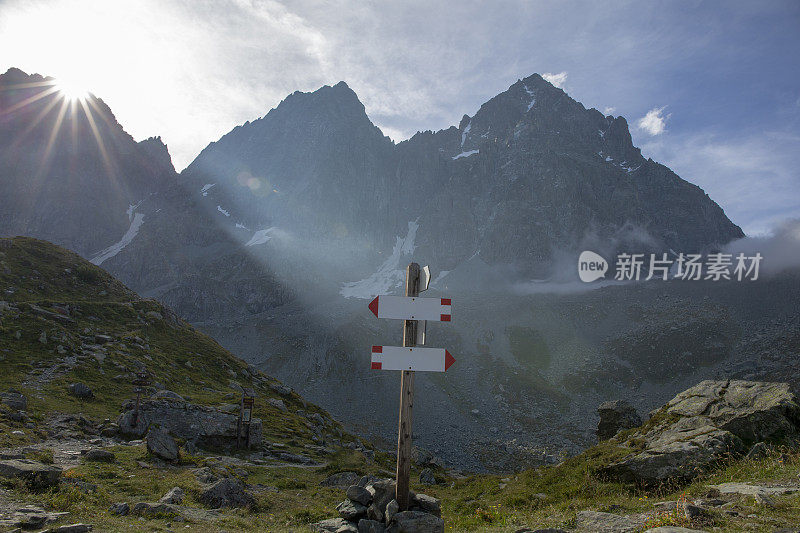 太阳从遥远的山头升起时留下的痕迹