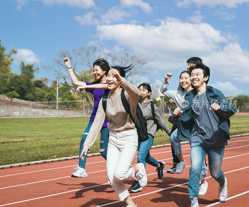 快乐青年群学生在校园里奔跑