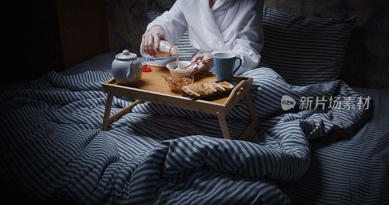 成熟的女人是在床上吃早餐