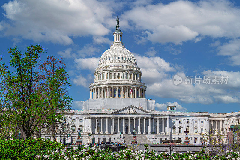 美国华盛顿特区，蓝天白云，美国国会大厦东Façade。