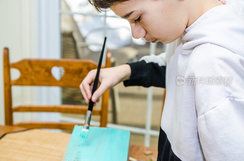 男孩在纸板上画画