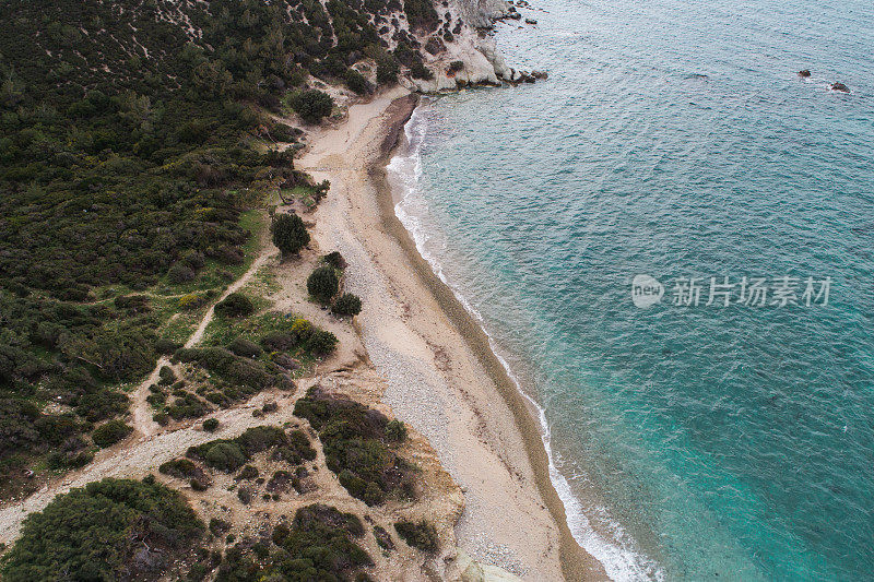 俯视图航空图像从无人机一个惊人的美丽的海景海滩与绿松石水