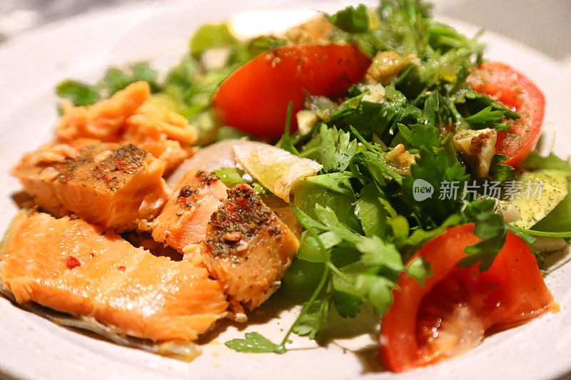 煮鲑鱼配蔬菜