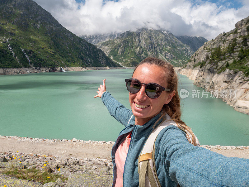 一名女子在夏季与高山湖自拍