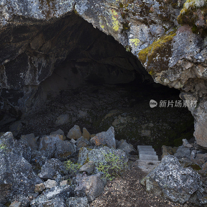 大力神腿洞，位于美国加利福尼亚州的熔岩床国家纪念碑