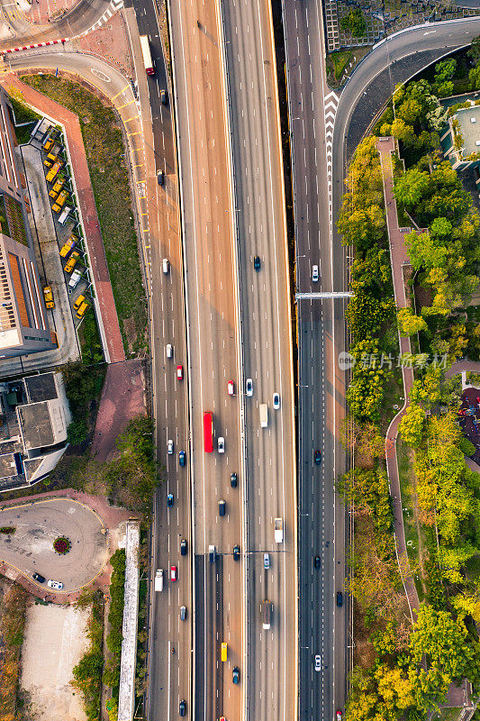 香港九龙的公路和城市现代建筑