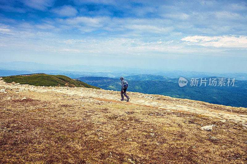 这个男孩在雨天走在山里