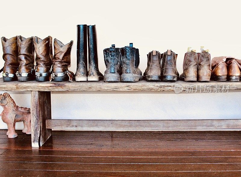 在木头长凳上的皮革乡村农场靴子