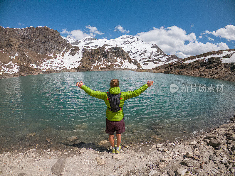 一名男子跑步者正在思考高山湖泊