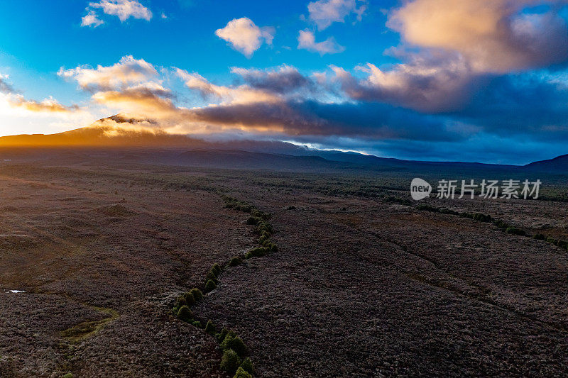 黎明时分，在前往新西兰国家公园鲁阿佩胡山的路上