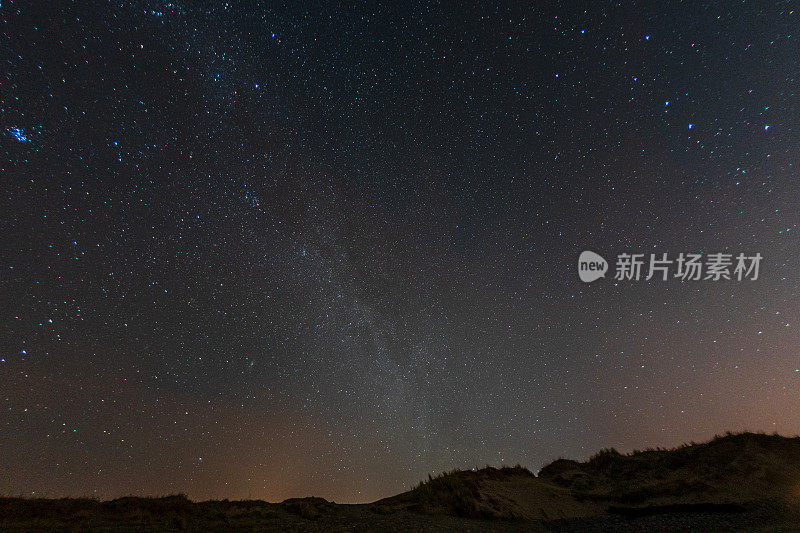 遥远的威尔士乡村上空的昏暗星空