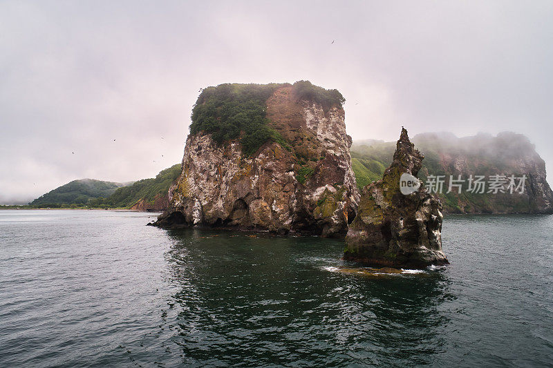 海岸岩石恶魔的手指在阿瓦查湾海岸。