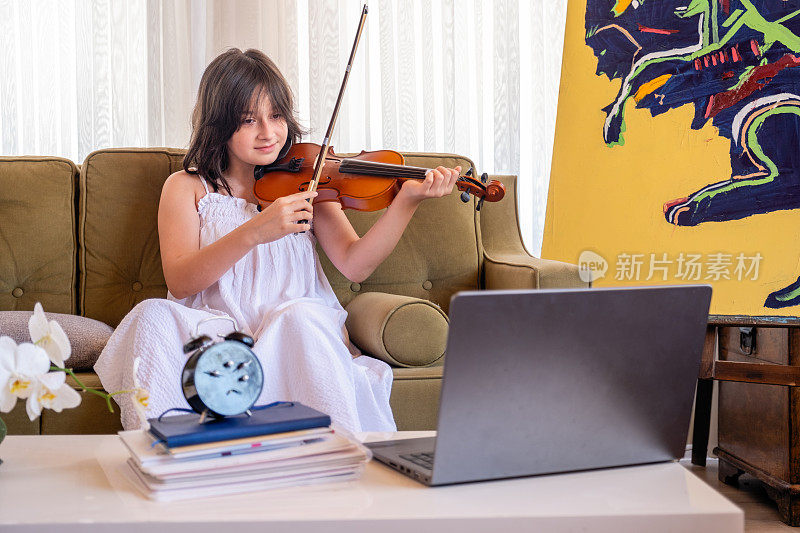 十几岁的女孩在网上学习小提琴