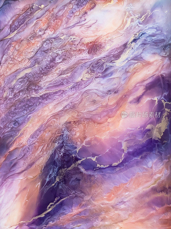 手工树脂艺术背景紫色。手机壁纸宇宙风格环氧树脂艺术。仿大理石纹理的现代室内壁纸。抽象的自然规律。手工制作的课程后