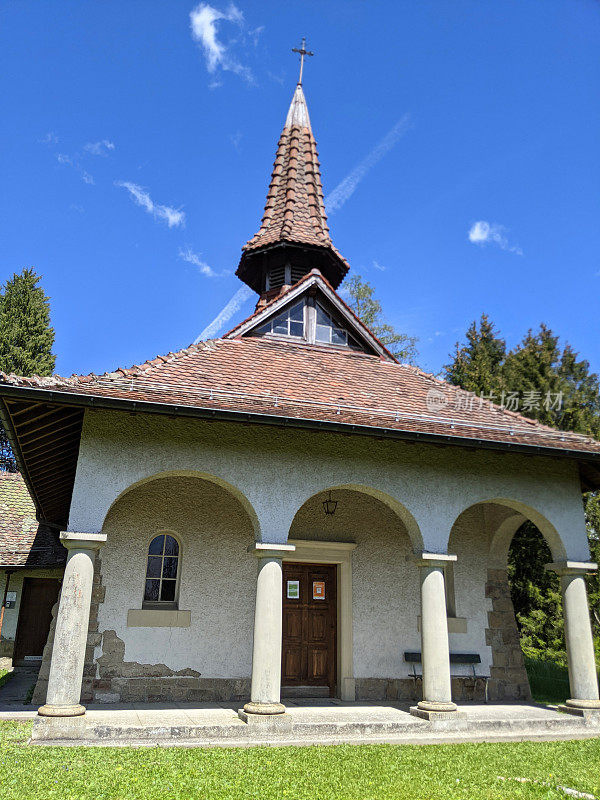 瑞士佩勒兰山Vevey上一个传统小教堂的正门