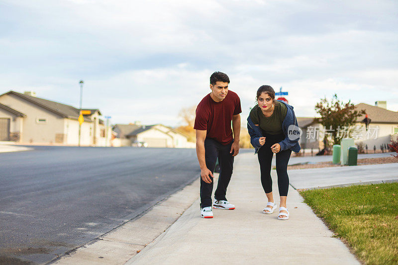 赛车西班牙男性和女性兄弟姐妹健康和健身户外散步在美国西部的墨西哥裔美国年轻人一起度过质量时间非洲裔拉丁生活方式照片系列