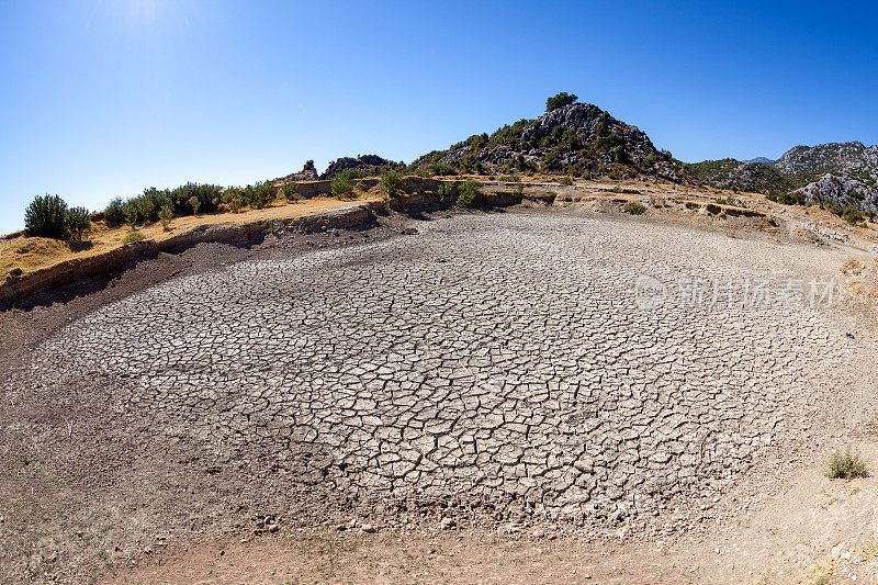 干旱气候下干裂土地的广角照片