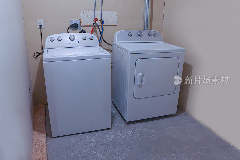 洗衣房的侧面视图，高效洗衣机和烘干机。